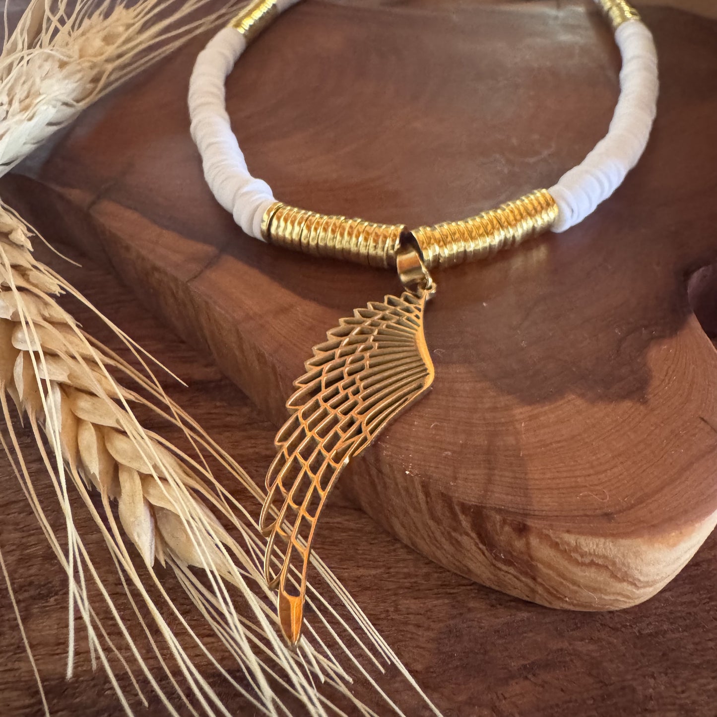 Collar Blanco Y Dorado De Cuentas Y Ala De Ángel