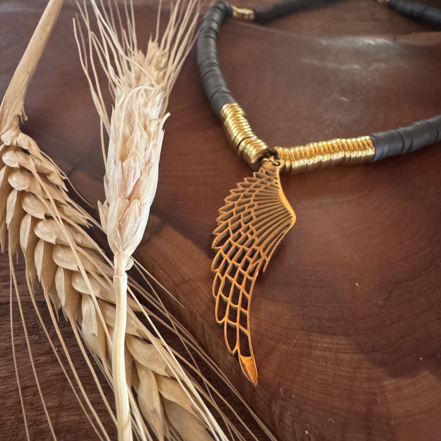 Collar Gris Y Dorado De Cuentas Y Ala De Ángel