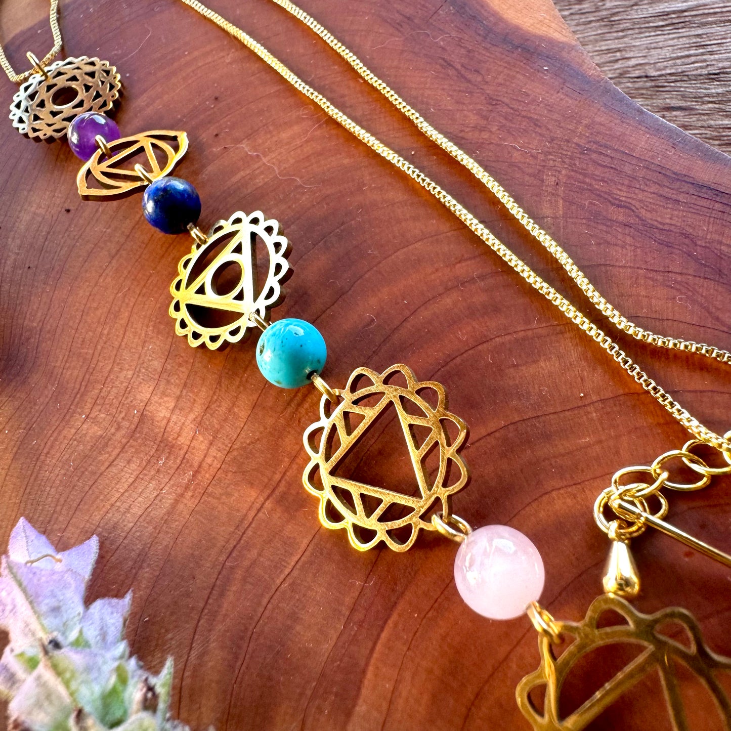 Collar Dorado De Chakras Con Cuarzos