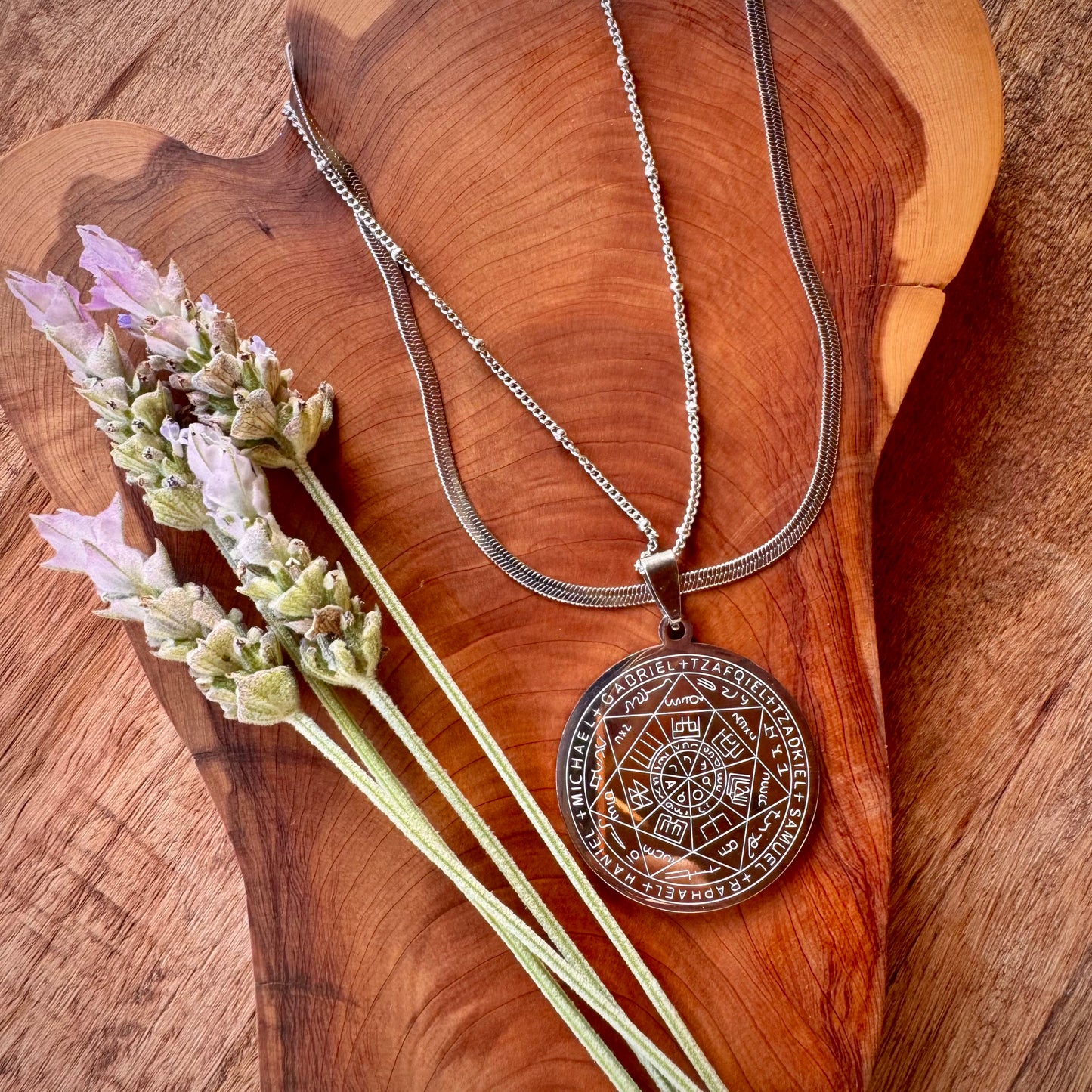 Collar Doble Con Sello De Los 7 Arcángeles Plateado