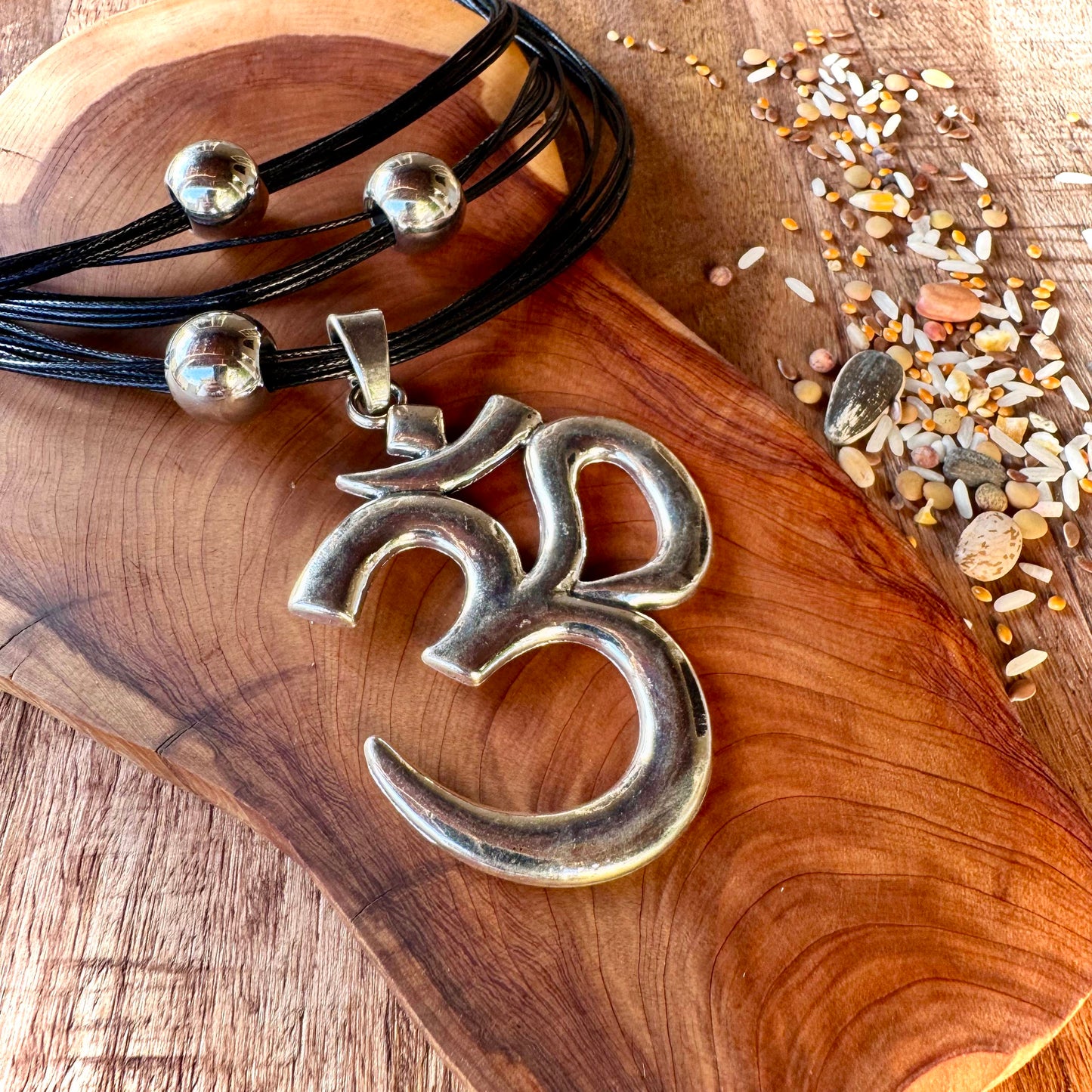 Collar Om Negro De Hilos