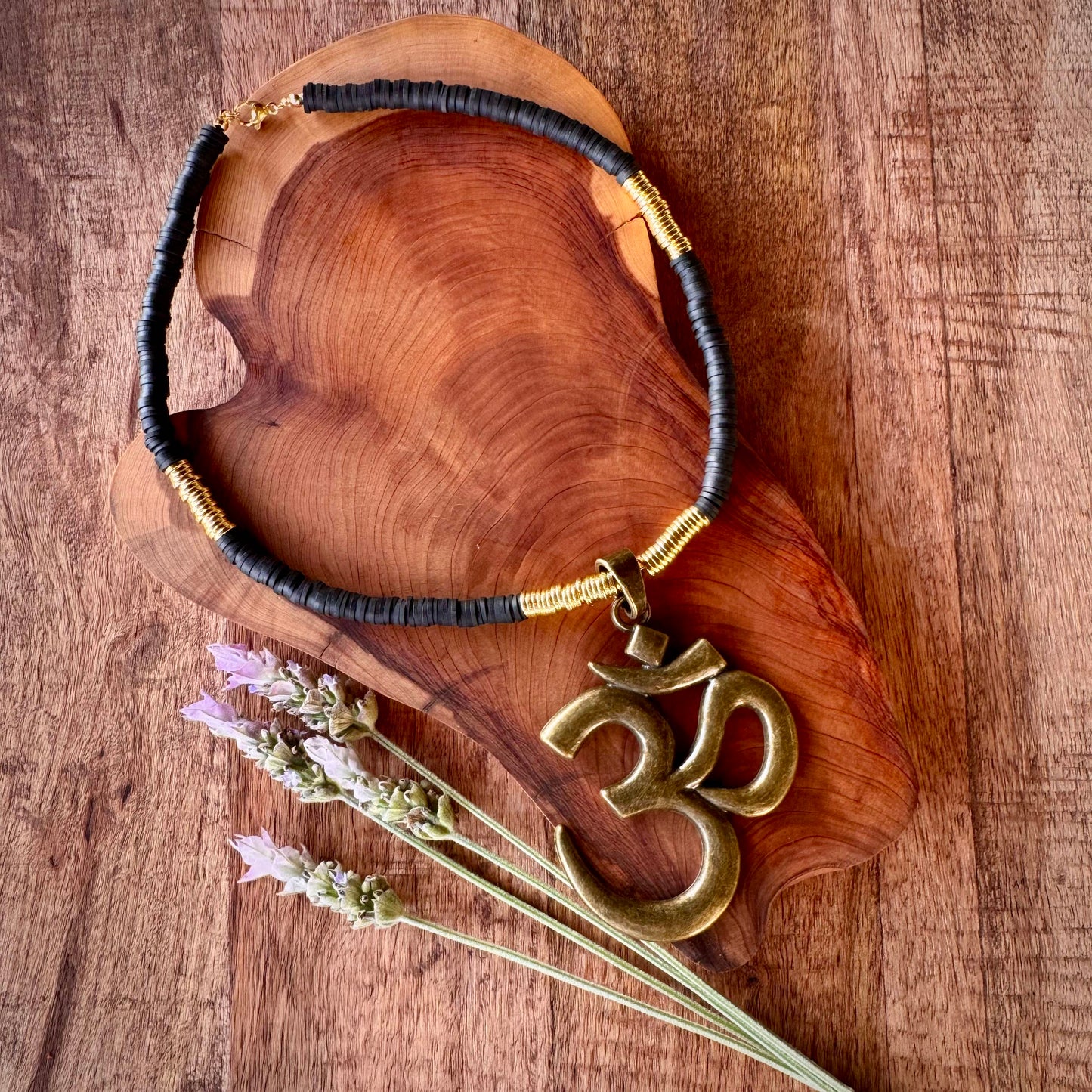 Collar De Cuentas Con Om Oro Viejo