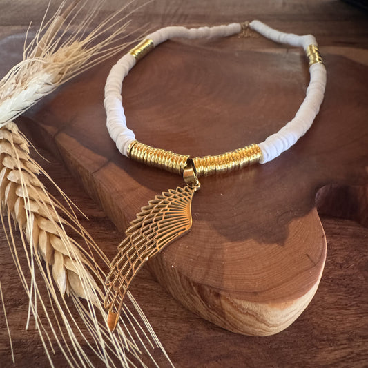 Collar Blanco Y Dorado De Cuentas Y Ala De Ángel