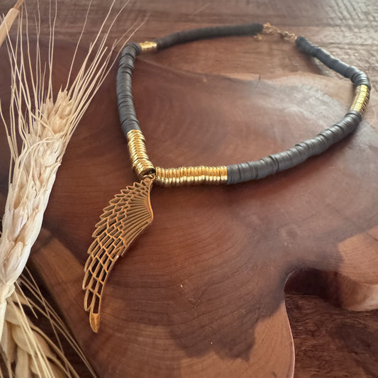 Collar Gris Y Dorado De Cuentas Y Ala De Ángel