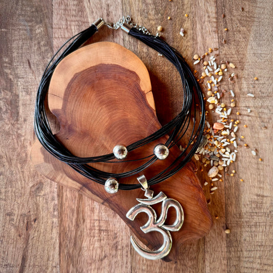 Collar Om Negro De Hilos